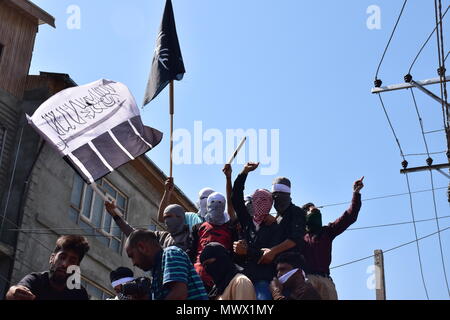 La questione del Kashmir, India. 2 Giugno 2018. Kashmir giovani mascherato grida anti slogan indiano vicino al corpo di Qaiser Amin Bhat, durante il suo funerale a Srinagar, Indiano Kashmir controllata, il sabato. Le forze governative in indiano-controllato il Kashmir sabato fucile sparato pellet e gas lacrimogeni a centinaia di persone in lutto nella regione contesa principale della città come hanno realizzato il corpo di un giovane uomo ha ucciso l'altro giorno dopo un veicolo paramilitari eseguire su di lui, di polizia e dei residenti in detto. Credito: SOPA Immagini limitata/Alamy Live News Foto Stock