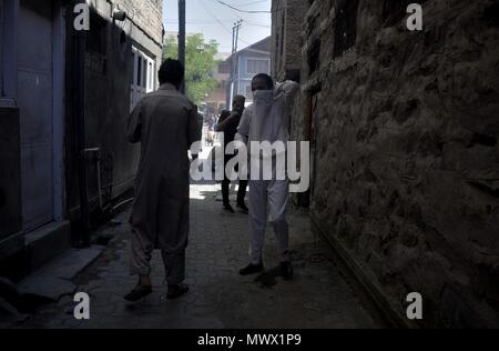 Srinagar Kashmir, India. 2 Giugno, 2018. Le forze indiane fire gas lacrimogeno gusci sul Kashmir lutto mentre trasportano il corpo della gioventù del Kashmir cioè Qaisar. Qaisar Amin Bhat, 21, che hanno subito lesioni in Srinagar il venerdì dopo essere stati da eseguire su un veicolo di polizia è morto sabato 2 giugno 2018. Molte persone in lutto subito lesioni come le forze indiane hanno fatto ricorso a massicce gas lacrimogeno sgusciatura e peperoncino cottura gas su persone in lutto di Qaisar Amin Bhat, in mezzo a pesanti scontri persone assunto il suo corpo al martire il cimitero dove è stato sepolto nel Indian-Administered-Kashmir il 2 giugno 2018. (Credito Immagine: © Foto Stock