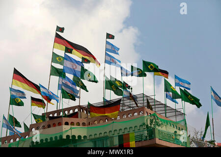 Dacca in Bangladesh. 2 Giugno 2018. Le bandiere della Coppa del Mondo FIFA preferiti battenti sullo skyline di Dhaka davanti a global stravaganza calcio di inizio in Russia il 14 giugno 2018. Credito: SK Hasan Ali/Alamy Live News Credito: SK Hasan Ali/Alamy Live News Foto Stock