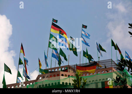 Dacca in Bangladesh. 2 Giugno 2018. Le bandiere della Coppa del Mondo FIFA preferiti battenti sullo skyline di Dhaka davanti a global stravaganza calcio di inizio in Russia il 14 giugno 2018. Credito: SK Hasan Ali/Alamy Live News Credito: SK Hasan Ali/Alamy Live News Foto Stock