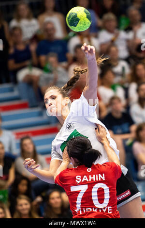 Gummersbach, Germania. 2 Giugno 2018. Pallamano, donne qualificatore di euro, Germania vs Turchia al Schwalbe-Arena. Yasemin Sahin Tekin (fondo) della Turchia attemts per fermare un tiro per obiettivo in Germania dal Alicia Stolle. Foto: Marius Becker/dpa Credito: dpa picture alliance/Alamy Live News Credito: dpa picture alliance/Alamy Live News Foto Stock