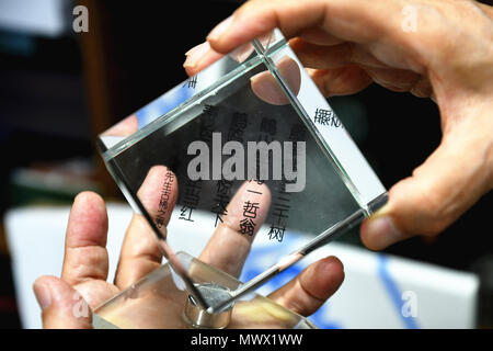 Tokyo. 29 Maggio, 2018. Foto scattata il 29 maggio 2018 a Tokyo in Giappone mostra un pezzo di vetro illustrazione con un poema su di essa, che è un dono da studenti cinesi ad Akira Fujishima, famoso chimico giapponese ed ex presidente della Tokyo University of Science. Per andare con XINHUA includono: famoso chimico giapponese Fujishima cinese del complesso. Credito: Hua Yi/Xinhua/Alamy Live News Foto Stock