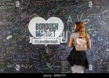 Borough Market, Londra, 2 giugno 2018. Un #LoveBorough parete dove i visitatori possono lasciare i messaggi. Borough Market, un anno dopo gli attentati di Londra London Bridge e di Borough Market, che ha provocato la morte di otto persone e il ferimento di 48. Il mercato, che sarà chiusa sul reale anniversario giorno (3 giugno) ha una intensa giornata di negoziazione con i londinesi e turisti che si godono i suoi molti alimenti, bevande e prodotti freschi si spegne. Credito: Imageplotter News e sport/Alamy Live News Foto Stock