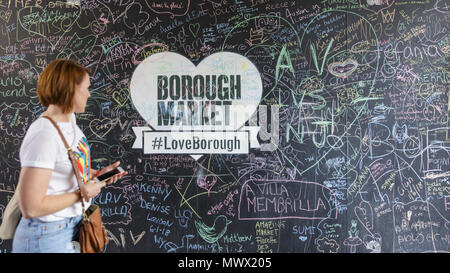 Borough Market, Londra, 2 giugno 2018. Un #LoveBorough parete dove i visitatori possono lasciare i messaggi. Borough Market, un anno dopo gli attentati di Londra London Bridge e di Borough Market, che ha provocato la morte di otto persone e il ferimento di 48. Il mercato, che sarà chiusa sul reale anniversario giorno (3 giugno) ha una intensa giornata di negoziazione con i londinesi e turisti che si godono i suoi molti alimenti, bevande e prodotti freschi si spegne. Credito: Imageplotter News e sport/Alamy Live News Foto Stock