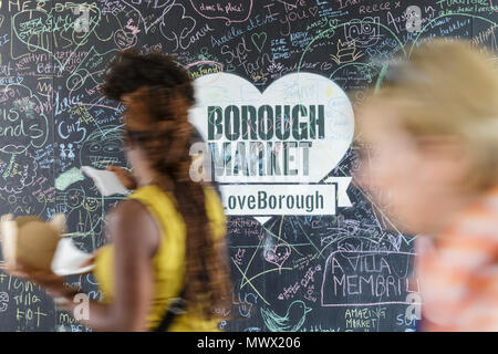 Borough Market, Londra, 2 giugno 2018. Un #LoveBorough parete dove i visitatori possono lasciare i messaggi. Borough Market, un anno dopo gli attentati di Londra London Bridge e di Borough Market, che ha provocato la morte di otto persone e il ferimento di 48. Il mercato, che sarà chiusa sul reale anniversario giorno (3 giugno) ha una intensa giornata di negoziazione con i londinesi e turisti che si godono i suoi molti alimenti, bevande e prodotti freschi si spegne. Credito: Imageplotter News e sport/Alamy Live News Foto Stock