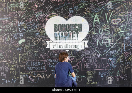 Borough Market, Londra, 2 giugno 2018. Un #LoveBorough parete dove i visitatori possono lasciare i messaggi. Borough Market, un anno dopo gli attentati di Londra London Bridge e di Borough Market, che ha provocato la morte di otto persone e il ferimento di 48. Il mercato, che sarà chiusa sul reale anniversario giorno (3 giugno) ha una intensa giornata di negoziazione con i londinesi e turisti che si godono i suoi molti alimenti, bevande e prodotti freschi si spegne. Credito: Imageplotter News e sport/Alamy Live News Foto Stock