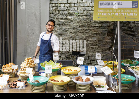 Borough Market, Londra, 2 giugno 2018. Mezze e medio orientale la produzione viene venduta al 'Arabia" stallo. Borough Market, un anno dopo gli attentati di Londra London Bridge e di Borough Market, che ha provocato la morte di otto persone e il ferimento di 48. Il mercato, che sarà chiusa sul reale anniversario giorno (3 giugno) ha una intensa giornata di negoziazione con i londinesi e turisti che si godono i suoi molti alimenti, bevande e prodotti freschi si spegne. Credito: Imageplotter News e sport/Alamy Live News Foto Stock