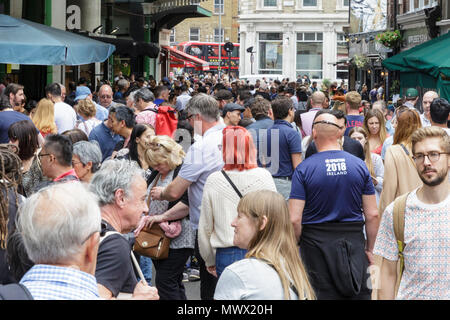 Borough Market, Londra, 2 giugno 2018. Occupato Stoney Street, che un anno fa ha visto i terroristi effettuando un accoltellato Sprea e uccidono persone innocenti. Borough Market, un anno dopo gli attentati di Londra London Bridge e di Borough Market, che ha provocato la morte di otto persone e il ferimento di 48. Il mercato, che sarà chiusa sul reale anniversario giorno (3 giugno) ha una intensa giornata di negoziazione con i londinesi e turisti che si godono i suoi molti alimenti, bevande e prodotti freschi si spegne. Credito: Imageplotter News e sport/Alamy Live News Foto Stock