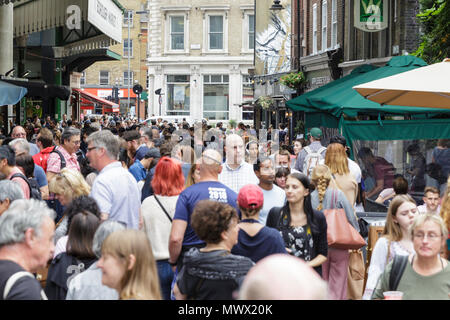 Borough Market, Londra, 2 giugno 2018. Occupato Stoney Street, che un anno fa ha visto i terroristi effettuando un accoltellato Sprea e uccidono persone innocenti. Borough Market, un anno dopo gli attentati di Londra London Bridge e di Borough Market, che ha provocato la morte di otto persone e il ferimento di 48. Il mercato, che sarà chiusa sul reale anniversario giorno (3 giugno) ha una intensa giornata di negoziazione con i londinesi e turisti che si godono i suoi molti alimenti, bevande e prodotti freschi si spegne. Credito: Imageplotter News e sport/Alamy Live News Foto Stock