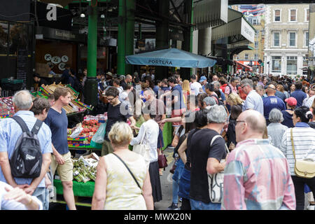 Borough Market, Londra, 2 giugno 2018. Occupato Stoney Street, che un anno fa ha visto i terroristi effettuando un accoltellato Sprea e uccidono persone innocenti. Borough Market, un anno dopo gli attentati di Londra London Bridge e di Borough Market, che ha provocato la morte di otto persone e il ferimento di 48. Il mercato, che sarà chiusa sul reale anniversario giorno (3 giugno) ha una intensa giornata di negoziazione con i londinesi e turisti che si godono i suoi molti alimenti, bevande e prodotti freschi si spegne. Credito: Imageplotter News e sport/Alamy Live News Foto Stock