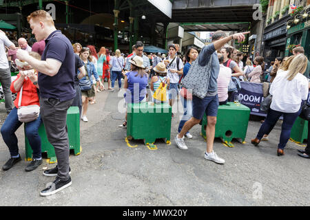 Borough Market, Londra, 2 giugno 2018. Sicurezza bitte in Stoney Street, che un anno fa ha visto i terroristi effettuando un accoltellato Sprea e uccidono persone innocenti. Borough Market, un anno dopo gli attentati di Londra London Bridge e di Borough Market, che ha provocato la morte di otto persone e il ferimento di 48. Il mercato, che sarà chiusa sul reale anniversario giorno (3 giugno) ha una intensa giornata di negoziazione con i londinesi e turisti che si godono i suoi molti alimenti, bevande e prodotti freschi si spegne. Credito: Imageplotter News e sport/Alamy Live News Foto Stock