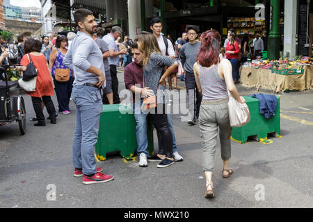 Borough Market, Londra, 2 giugno 2018. Sicurezza bitte in Stoney Street, che un anno fa ha visto i terroristi effettuando un accoltellato Sprea e uccidono persone innocenti. Borough Market, un anno dopo gli attentati di Londra London Bridge e di Borough Market, che ha provocato la morte di otto persone e il ferimento di 48. Il mercato, che sarà chiusa sul reale anniversario giorno (3 giugno) ha una intensa giornata di negoziazione con i londinesi e turisti che si godono i suoi molti alimenti, bevande e prodotti freschi si spegne. Credito: Imageplotter News e sport/Alamy Live News Foto Stock