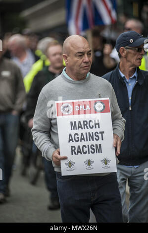 Manchester, Greater Manchester, UK. 2 Giugno, 2018. Un membro dei democratici di Football Lads Associazione marzo in Manchester due settimane dopo l anniversario della bomba di Manchester. Il mese di marzo è stata soddisfatta da un contatore da dimostrazione organizzata da Stand fino al razzismo. Credito: Steven velocità SOPA/images/ZUMA filo/Alamy Live News Foto Stock