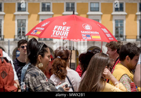 Lisbona, Portogallo. 31 Maggio, 2018. Il 31 maggio 2018, Lisbona, Portogallo: una guida turistica con un umberella che recita "Tour Gratuito". Credito: Michael Kappeler/dpa/Alamy Live News Foto Stock