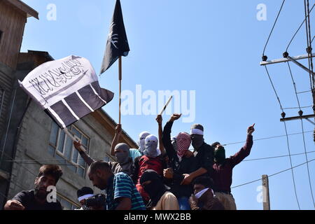 Srinagar, J&K, India. 2 Giugno 2018. Kashmir giovani mascherato grida anti slogan indiano vicino al corpo di Qaiser Amin Bhat, durante il suo funerale a Srinagar, Indiano Kashmir controllata, il sabato. Le forze governative in indiano-controllato il Kashmir sabato fucile sparato pellet e gas lacrimogeni a centinaia di persone in lutto nella regione contesa principale della città come hanno realizzato il corpo di un giovane uomo ha ucciso l'altro giorno dopo un veicolo paramilitari eseguire su di lui, di polizia e dei residenti in detto. Credito: Abbas Idrees SOPA/images/ZUMA filo/Alamy Live News Credito: ZUMA Press, Inc./Alamy Live News Foto Stock