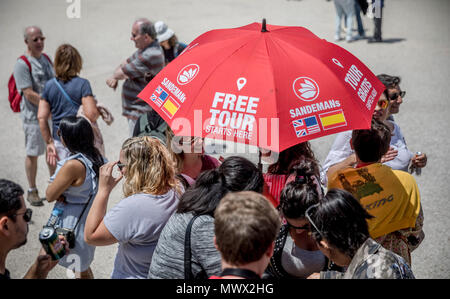 Lisbona, Portogallo. 31 Maggio, 2018. Il 31 maggio 2018, Lisbona, Portogallo: una guida turistica con un umberella che recita "Tour Gratuito". Credito: Michael Kappeler/dpa/Alamy Live News Foto Stock