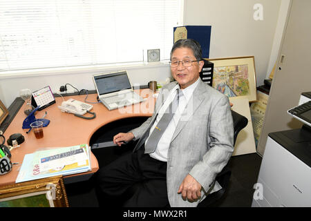 Tokyo, Giappone. 29 Maggio, 2018. Akira Fujishima, famoso chimico giapponese ed ex presidente della Tokyo University of Science, lavora nel suo ufficio a Tokyo in Giappone, il 29 maggio 2018. Per andare con XINHUA includono: famoso chimico giapponese Fujishima cinese del complesso. Credito: Hua Yi/Xinhua/Alamy Live News Foto Stock