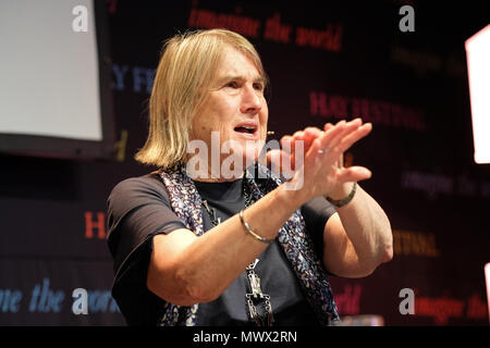 Festival di fieno, Hay on Wye, Regno Unito. 2 Giugno 2018. Christine Chinkin è un professore di diritto internazionale e direttore fondatore del Centro per le donne, pace e sicurezza presso la London School of Economics e la scienza politica ( LSE ) - Photo Steven Maggio / Alamy Live News Foto Stock