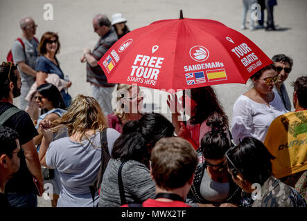 Lisbona, Portogallo. 31 Maggio, 2018. Il 31 maggio 2018, Lisbona, Portogallo: una guida turistica con un umberella che recita "Tour Gratuito". Credito: Michael Kappeler/dpa/Alamy Live News Foto Stock