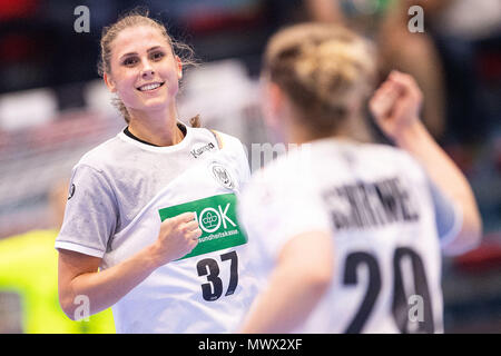 Gummersbach, Germania. 2 Giugno 2018.pallamano, donne qualificatore di euro, Germania vs Turchia al Schwalbe-Arena. La Germania Alicia Stolle (l) e Maike Schirmer celebrare dopo un obiettivo. Foto: Marius Becker/dpa Credito: dpa picture alliance/Alamy Live News Foto Stock