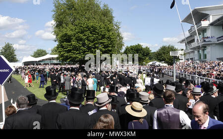 Epsom Downs, Surrey, Regno Unito, 2 giugno, 2018 proprietari, i collegamenti e i piloti attendono l arrivo di S.A.R. la regina in parade ring prima di lui Investec Derby del Surrey Downs. Credito: Motofoto/Alamy Live News Foto Stock