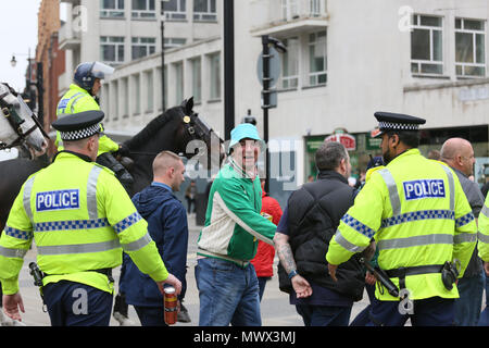 Manchester, Regno Unito. 2 Giugno 2018. Polizia impedisce i sostenitori di Tommy Robinson e membri dell'ala destra calcio democratico lads Alliance di avvicinarsi ad un cavalletto fino al razzismo contro la protesta. L'alcol è preso dal DFLA soci e allontana, Manchester, 2 giugno, 2018 (C)Barbara Cook/Alamy Live News Foto Stock