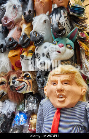 19 marzo 2018, Cina, Hong Kong: una maschera del Presidente americano Donald Trump è in vendita su un mercato di strada su Stanley Street.- nessun filo SERVICE - foto: Georg Wendt/dpa Foto Stock