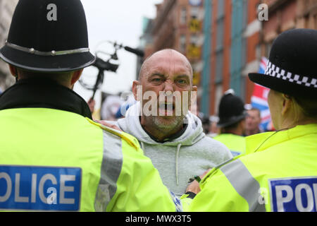 Manchester, Regno Unito. 2 Giugno 2018. Un sostenitore di Tommy Robinson e membro dell'ala destra calcio democratico lads Alliance attacca verbalmente premere fotografo Manchester, 2 giugno, 2018 (C)Barbara Cook/Alamy Live News Foto Stock