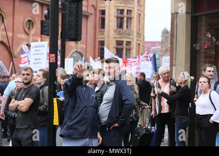 Manchester, Regno Unito. 2 Giugno 2018. I sostenitori di Tommy Robinson e membri dell'ala destra calcio democratico lads Alliance marzo da tutti i Santi Park al di fuori della città di Castlefield. Manchester, 2 giugno, 2018 (C)Barbara Cook/Alamy Live News Foto Stock