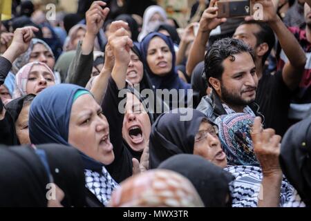 I parenti dei palestinesi Razan infermiere Al-Najar, 21, piangono durante il suo funerale dopo che è stato ucciso da soldati israeliani, in Khan Younis nel sud della striscia di Gaza il 2 giugno 2018. Najar, un volontario medic, è stato ucciso dalle forze israeliane come ella corse verso il confine fortificato recinzione est del sud di Gaza city di Khan Younis, nel tentativo di raggiungere un pronto soccorso, un testimone ha detto. Razan Al-Najar la morte ha portato a 119 il numero di palestinesi uccisi in dimostrazioni settimanale lanciato il 30 marzo nella Striscia di Gaza. Foto di Mohamed Zarandah Foto Stock