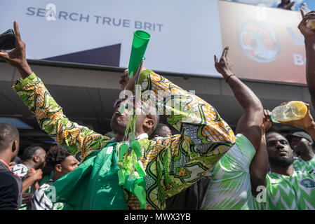 Londra, Regno Unito. 2 Giugno 2018. Ventole nigeriano arriva per il cordiale incontro di calcio tra Inghilterra e Nigeria allo Stadio di Wembley. Questa è la partita finale a Wembley prima del viaggio in Inghilterra per la Coppa del Mondo in Russia. Credito: Stephen Chung / Alamy Live News Foto Stock