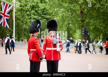 Londra, Regno Unito. 2 Giugno 2018. Un soldato in uniforme cerimoniale, parla a un collega in servizio durante il colonnello della revisione. Il colonnello della revisione è la seconda prova per il Trooping la parata di colori. Preso sul Mall, Londra. Credito: Kevin Frost/Alamy Live News Foto Stock