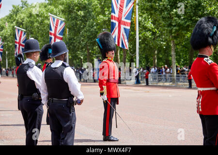 Londra, Regno Unito. 2 Giugno 2018. Un soldato in uniforme cerimoniale, grida ordini ai colleghi in servizio durante il colonnello della revisione. Il colonnello della revisione è la seconda prova per il Trooping la parata di colori. Preso sul Mall, Londra. Credito: Kevin Frost/Alamy Live News Foto Stock