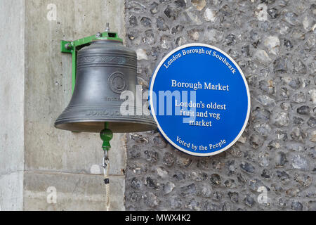 Borough Market, Londra, 2 giugno 2018. Il Borough Market bell. Borough Market i commercianti e i rappresentanti del mercato ricorda lo scorso anno gli attentati con un cupo memorial e suoneria tradizionale del mercato campana, seguita da un minuto di silenzio. Borough Market, un anno dopo gli attentati di Londra London Bridge e di Borough Market, che ha provocato la morte di otto persone e il ferimento di 48. Editoriale di credito solo: Imageplotter News e sport/Alamy Live News Foto Stock