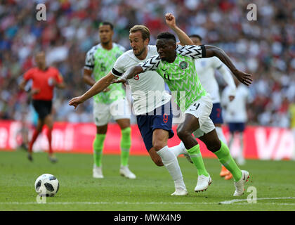 Lo stadio di Wembley, Londra, Regno Unito. 2 Giugno, 2018. International football friendly, Inghilterra contro la Nigeria; Harry Kane di Inghilterra e Kenneth Omeruo della Nigeria di competere per il credito a sfera: Azione Plus sport/Alamy Live News Foto Stock