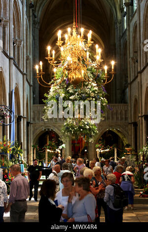 Chichester, Regno Unito. 2 Giugno 2018.Il Festival dei Fiori evento alla Cattedrale di Chichester, West Sussex, Regno Unito. Nella foto è azione dell'evento. Sabato 2 Giugno 2018 © Sam Stephenson/Alamy Live News. Foto Stock