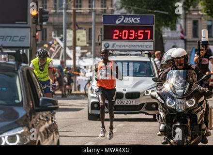 Stoccolma, Svezia. 2, Giugno 2018. Kiptui, Lawi (KEN) vincitore della maratona di Stoccolma 2018 Credito: Per Grunditz/Alamy Live News Foto Stock
