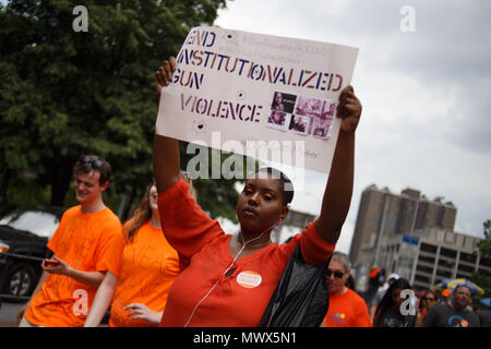 New York, NY, STATI UNITI D'AMERICA. 2 Giugno, 2018. Gli attivisti per cercare di porre fine alla violenza di pistola in scuole americane e la società assistere i giovani sulle armi marzo da Brooklyn a Manhattan. Credito: Michael Candelori/ZUMA filo/Alamy Live News Foto Stock