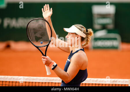 Parigi, Francia. 2 Giugno, 2018. Angelique Kerber di Germania fa il suo modo nel round dell'ultimo 16 al giorno 7 al 2018 francesi aperti a Roland Garros. Credito: Frank Molter/Alamy Live News Foto Stock