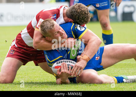 Warrington, Regno Unito. 2 Giugno 2018. Warrington Lupi Mike Cooper è affrontato da Wigan Warriors di Sean O'Loughlin 2 giugno 2018 , la Halliwell Jones Stadium, Warrington, Inghilterra; Quarti di Finale Ladbrokes Challenge Cup, Warrington lupi v Wigan Warriors; Credito: News immagini /Alamy Live News Foto Stock