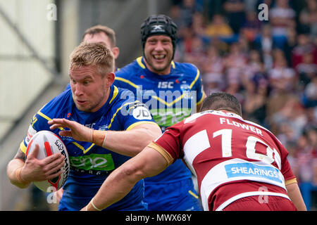 Warrington, Regno Unito. 2 Giugno 2018. Warrington Lupi Mike Cooper è affrontato da Wigan Warriors del fiore di ben 2 giugno 2018 , la Halliwell Jones Stadium, Warrington, Inghilterra; Quarti di Finale Ladbrokes Challenge Cup, Warrington lupi v Wigan Warriors; Credito: News immagini /Alamy Live News Foto Stock