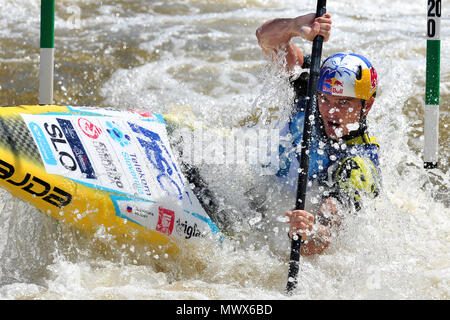 Praga, Repubblica Ceca. 2 Giugno, 2018. Peter Kauzer della Slovenia in azione durante l'uomo K1 finali all'Europa di canoa slalom Championships 2018 Acqua di Troja canal a Praga Repubblica Ceca, 02 giugno 2018. Credito: Slavek Ruta/ZUMA filo/Alamy Live News Foto Stock