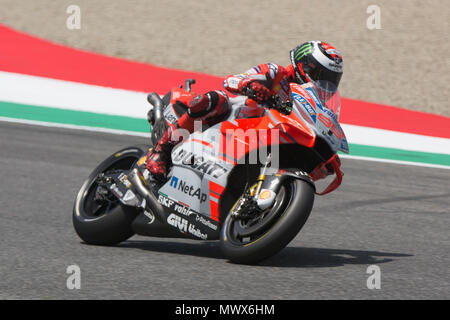 Scarperia, Italia. 2 Giugno 2018. Qualifiche al Mugello Cuircuit Internazionale per il sesto round del Campionato del Mondo MotoGP Gran Premio d'Italia Oakley il 2 giugno 2018 a Scarperia, Italia Credito: Fabio Averna/Alamy Live News Foto Stock