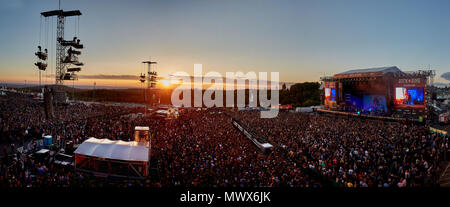 02 giugno 2018, Germania, Nuerburg: la band Snowpatrol esibirsi sul palco principale al 'Rock am Ring Festival di musica. (Fotografia panoramica composta da diverse singole fotografie combinati) Foto: Thomas Frey/dpa Foto Stock