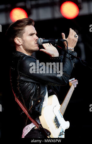 02 giugno 2018, Germania, Nuerburg: JJ Giulio figlio, frontman con l'islandese di folk rock band 'Kaelo' esibirsi sul palco principale al 'Rock am Ring Festival di musica. Foto: Thomas Frey/dpa Foto Stock