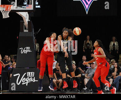 Las Vegas, Nevada, USA. Il 1 giugno, 2018. Kelsey osso # 3 del Las Vegas Aces per disputare una sfera sciolto contro il Krystal Thomas #34 e Tierra Ruffin-Pratt # 14 del Washington Mystics durante il Las Vegas Aces prima WNBA vincere il 1 giugno 2018 al Mandalay Bay Events Centre di Las Vegas, Nevada. Credito: Marcel Thomas/ZUMA filo/Alamy Live News Foto Stock