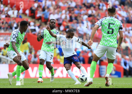 Lo stadio di Wembley, Londra, Regno Unito. 2 Giugno, 2018. International football friendly, Inghilterra contro la Nigeria; Raheem Sterling di Inghilterra shot è bloccato dai giocatori nigeriani Credito: Azione Sport Plus/Alamy Live News Foto Stock