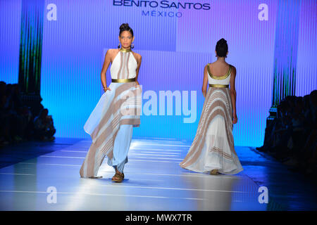 Miami, FL, Stati Uniti d'America. Dal 01 Giugno, 2018. Un modello di passeggiate la pista al Benito Santos Messico fashion show durante il Miami Fashion Week (MIAFW'18) al Palazzo di Ghiaccio Studios cinematografici di Giugno 01, 2018 a Miami in Florida. Credito: Mpi10/media/punzone Alamy Live News Foto Stock