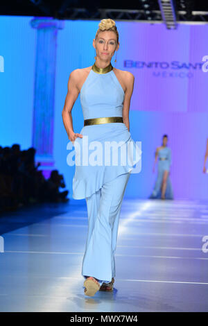 Miami, FL, Stati Uniti d'America. Dal 01 Giugno, 2018. Un modello di passeggiate la pista al Benito Santos Messico fashion show durante il Miami Fashion Week (MIAFW'18) al Palazzo di Ghiaccio Studios cinematografici di Giugno 01, 2018 a Miami in Florida. Credito: Mpi10/media/punzone Alamy Live News Foto Stock