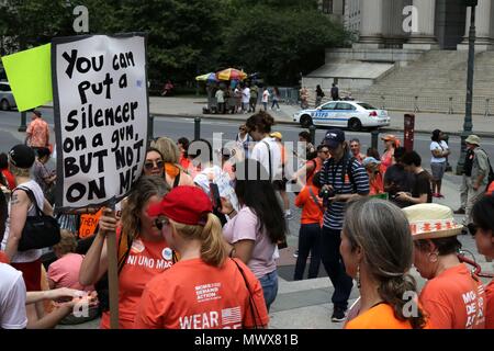 New York, Stati Uniti d'America. 2a. Giugno, 2018. Un anti-gun marzo pistola contro la violenza organizzata da una organizzazione comunitaria denominato gioventù su pistole e guidato da New York City degli studenti hanno marciato da Brooklyn attraverso il Ponte di Brooklyn e raccolse in Foley Square in Manhatta inferiore, concentrandosi sulla violenza nelle comunità di colore. Credito: G. Ronald Lopez/Alamy Live News Foto Stock